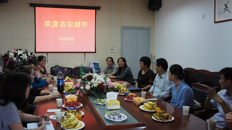 共庆民族节日  共襄和谐愿景――h图书馆
“欢度古尔邦节”座谈会