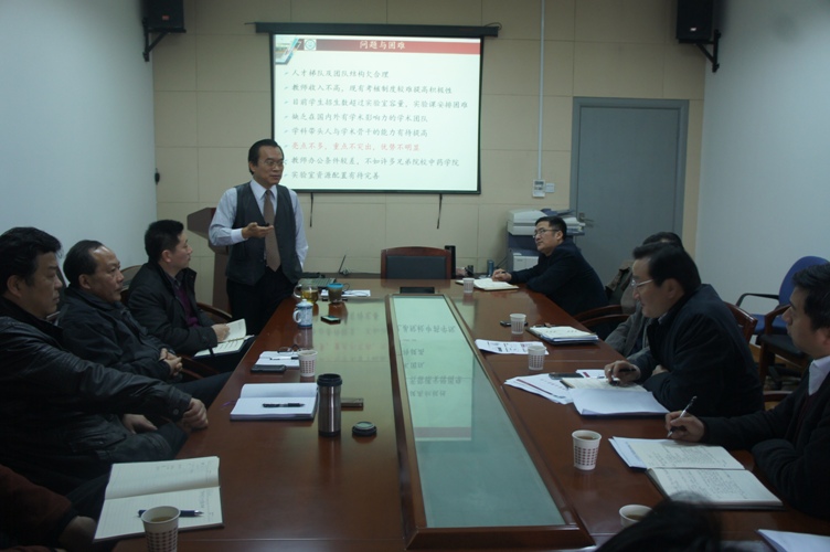 徐建光校长等来h图书馆