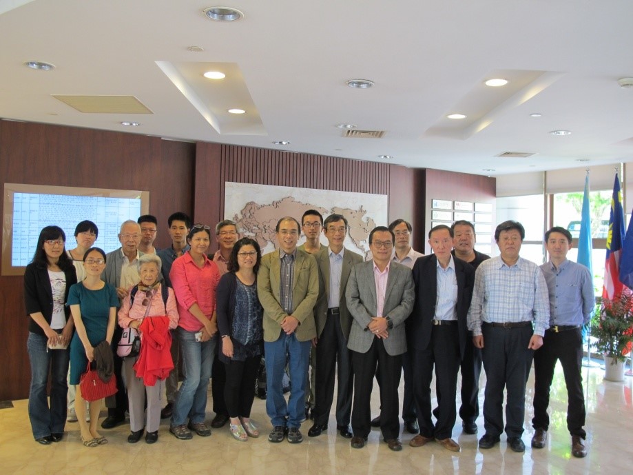 香港中文大学生命科学学院邵鹏柱教授,基因港(香港)生物科技有限公司总裁、香港中文大学兼职教授王骏博士来h图书馆